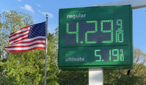 U.S. gas prices hit new high as diplomatic deadlock continues