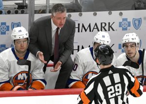 N.Y. Islanders fire head coach Patrick Roy, name DeBoer as replacement