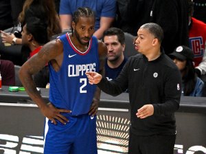 Kawhi Leonard declines to commit to Clippers' future