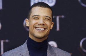 Sam Reid performs Billy Idol in 'The Vampire Lestat' trailer