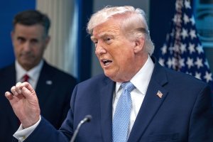 Trump says Iran blocking oil tankers from passing through Hormuz Strait