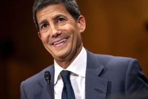 Trump pick for Fed Reserve chairman advances to final vote