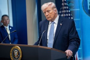 Trump threatens 50% tariffs on those who supply Iran weapons