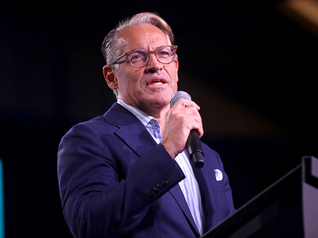 Eric Metaxas speaking with attendees at the 2023 Pastors Summit San Diego hosted by Turnin