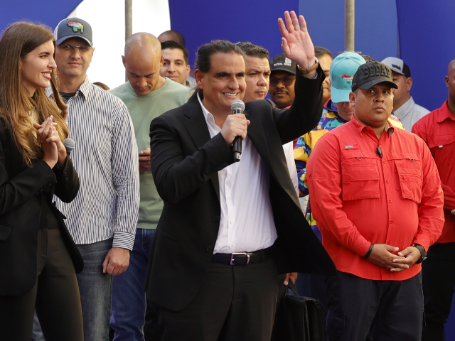 Alex Saab waves accompanied by his wife Camilla Fabri and Venezuela's President Nicol