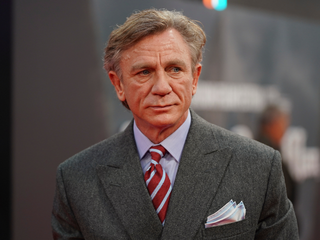 AP25281673150151 Daniel Craig poses for photographers upon arrival at the premiere of the film "Wake U