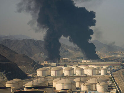 Title: APTOPIX Emirates Iran US Israel Image ID: 26073429527349 Article: Fire and plumes o