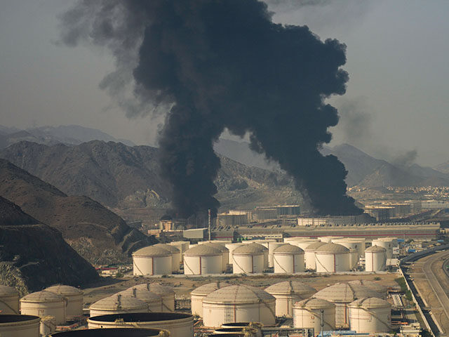 Title: APTOPIX Emirates Iran US Israel Image ID: 26073429527349 Article: Fire and plumes o