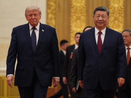 President Donald Trump, left, and Chinese President Xi Jinping arrives during a state dinn