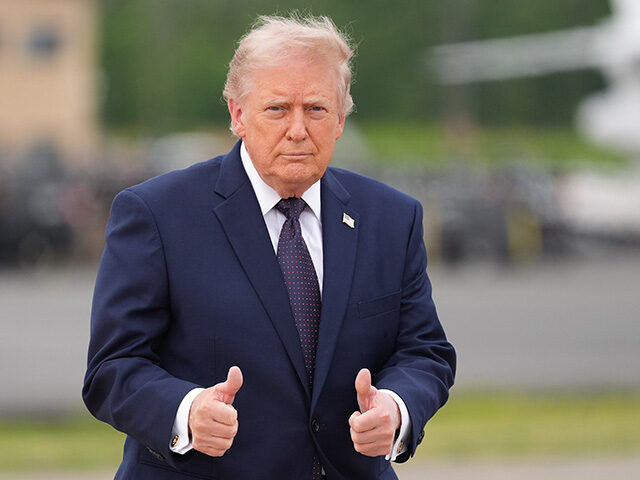 AP26142800621085 Title: Trump New York Image ID: 26142800621085 Article: President Donald Trump walks from