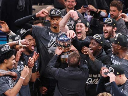 Title: Spurs Thunder Basketball Image ID: 26151117155426 Article: The San Antonio Spurs ce