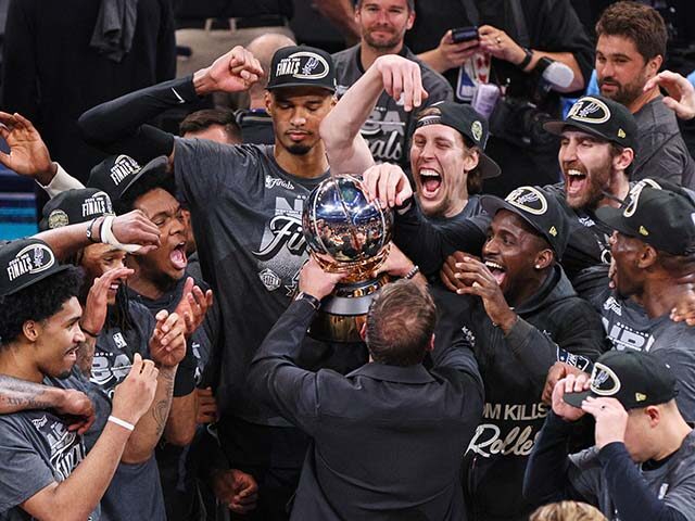 Report: Teen Brain Dead After Falling from Car During Celebration After San Antonio Spurs’ Wi