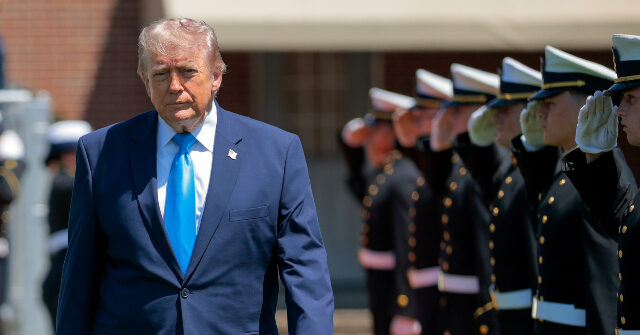 Donald Trump prononce un discours d'ouverture à l'Académie de la Garde côtière américaine