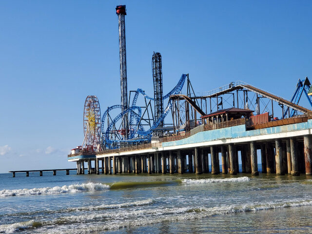 Firefighters Save Texas Students from Towering Amusement Ride Malfunction Firefighters Save Texas Students from Towering Amusement Ride Malfunction (FILE: Getty Ima