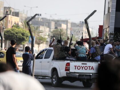 Palestinian militants of the Ezzedine al-Qassam Brigades move towards the Erez crossing be