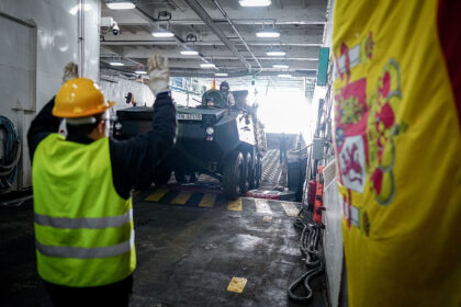29 January 2026, Spain, Rota: Spanish soldiers and equipment are loaded onto an amphibious
