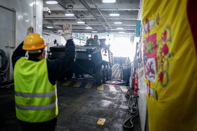 29 January 2026, Spain, Rota: Spanish soldiers and equipment are loaded onto an amphibious