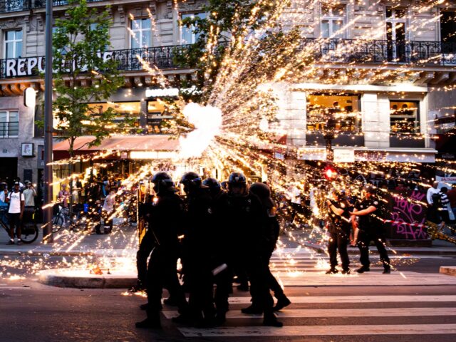 Tensions between police and fans during PSG s celebration against Arsenal in the Champions
