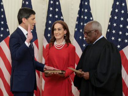 Kevin Warsh (L) takes the oath of office from U.S. Supreme Court Associate Justice Clarenc