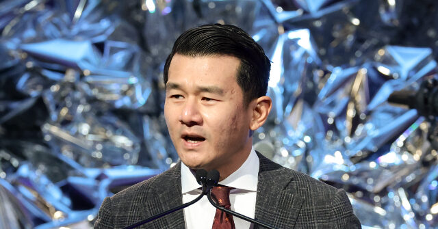 Watch: Harvard Graduates Cheered After 'Daily Show' Star Ronny Chieng Says 'F**k AI'
