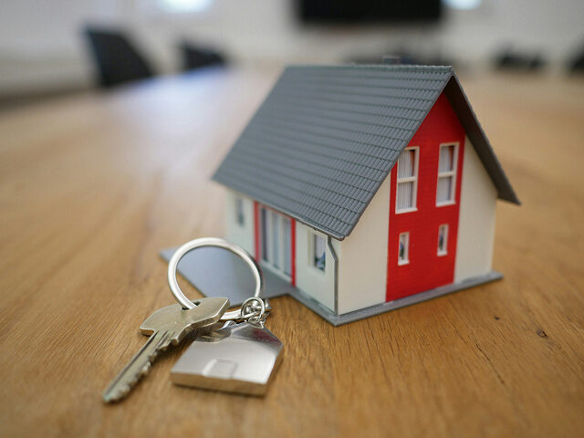 house keys and new home / real estate / homeownership