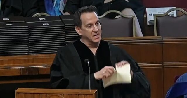 Fashion Designer Jeremy Scott Rips Up ‘Clichéd’ Commencement Speech Written by AI, Gets Huge Applause