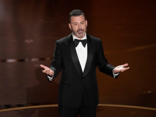 FILE - Il presentatore Jimmy Kimmel parla durante la cerimonia degli Oscar al Dolby Theatre di Los Angeles, marzo 2019