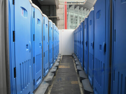 https://www.pexels.com/photo/portable-toilets-on-construction-site-25461701/