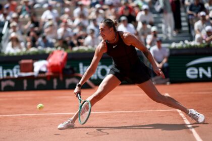 Aryna Sabalenka plays a backhand to Daria Kasatkina