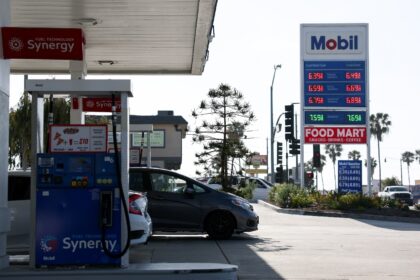 US economic growth was revised downwards in the first quarter, while inflation climbed, go