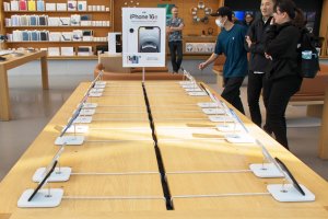 Apple reaches $250M settlement over AI claims