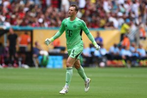 Bayern Munich signs goalie Manuel Neuer to 1-year extension
