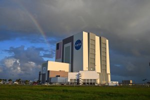 NASA announces lunar lander, rover contracts and other details