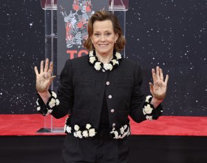 Sigourney Weaver honored at Hollywood hand and footprint ceremony