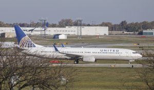 United Airlines flight hits truck, light pole on New Jersey Turnpike