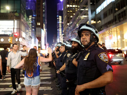 Title: NBA Finals Knicks Spurs Basketball Image ID: 26165190869318 Article: Police block a