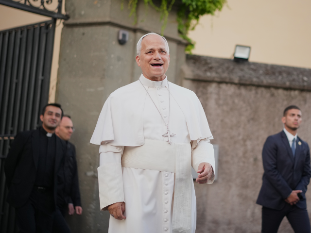 AP26167682229929 Pope Leo XIV arrives to talk to journalists as he leaves his residence in Castel Gandolfo,