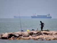 Tankers Continue Moving Through Strait of Hormuz Despite Iranian Threats
