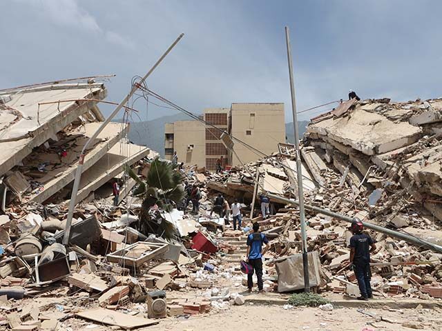 AP26176675260565 Title: Venezuela Earthquake Image ID: 26176675260565 Article: Residents search through the