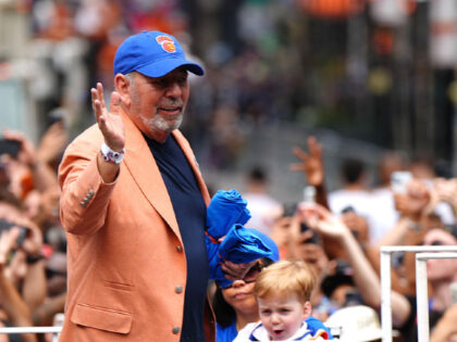 WATCH: Knicks Owner James Dolan Has No Interest in Photo Op with Mamdani