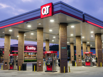 WATCH: Realtor Fired After Confronting Dad Helping Young Daughters in Gas Station Women’s Res