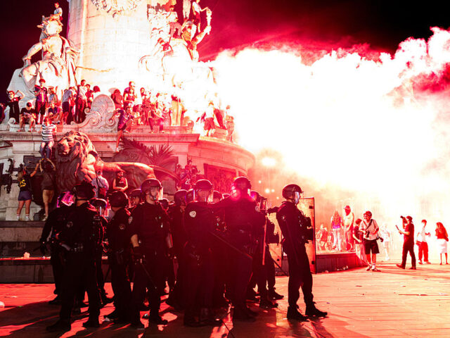 Tensions between police and fans during PSG s celebration against Arsenal in the Champions