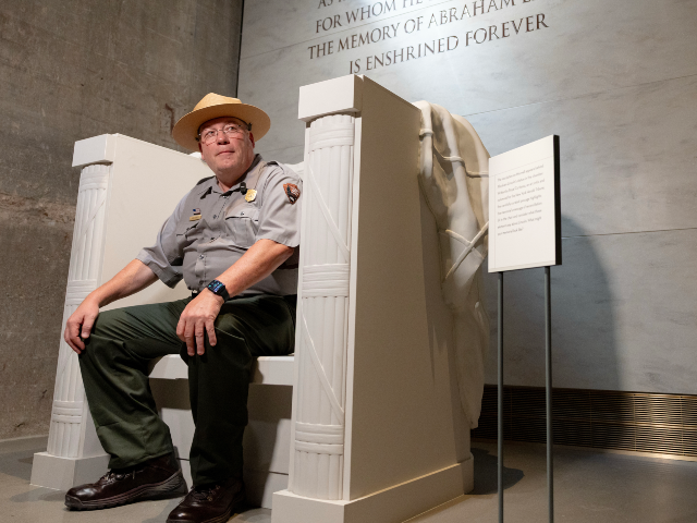 WASHINGTON, DC - 18 GIUGNO: Il dottor Kevin Griess, sovrintendente del National Mall e del Memorial Parks, siede su una sedia che ricorda la poltrona del presidente Abraham Lincoln al museo Lincoln Memorial Undercroft di Washington, DC, il 18 giugno 2026. Il National Park Service ha inaugurato l'Undercroft prima della sua apertura al pubblico il 25 giugno. (Foto di Tyler M. Andrews/The Washington Post tramite Getty Images)