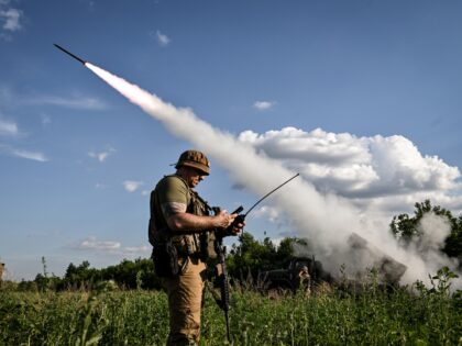 A soldier from the 148th Separate Artillery Zhytomyr Brigade of the Ukrainian Airborne For