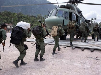 Members of a special operations squad of the Bolivarian National Armed Forces (FANB) maneu