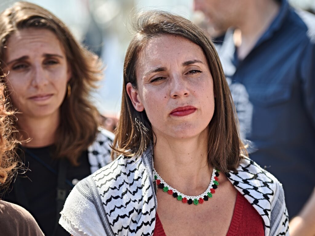 BARCELLONA, SPAGNA - 31 AGOSTO: Irene Montero partecipa all'evento Flotilla Departures il 31 agosto 2025 a Barcellona, ​​Spagna. Gli attivisti, tra cui l'attivista svedese Greta Thunberg, stanno partendo da Barcellona per Gaza come parte della Global Sumud Flotilla (GSF), un'autodefinita "missione umanitaria non violenta in risposta al genocidio e all’assedio in corso contro il popolo palestinese." La flottiglia, a cui si aggiungeranno altre che partiranno da varie località il 4 settembre, comprende attivisti, marittimi, medici e artisti provenienti da oltre 40 paesi. Thunberg e altri membri dell'equipaggio di una flottiglia che ha tentato di raggiungere Gaza dopo aver lasciato l'Italia a giugno sono stati intercettati dalle forze israeliane e deportati nei loro paesi di origine. (Foto di Mario Würzburger/Getty Images)