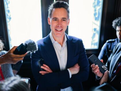 Josh Hawley Warns that AI Is an Existential Threat that Risks Turning Humans into ‘Raw Materi