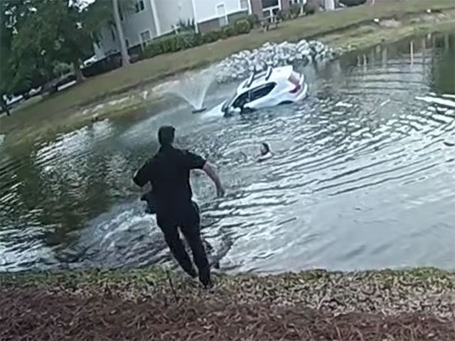 WATCH: South Carolina Police Officers Rescue Unconscious Driver from Vehicle Sinking in Pond