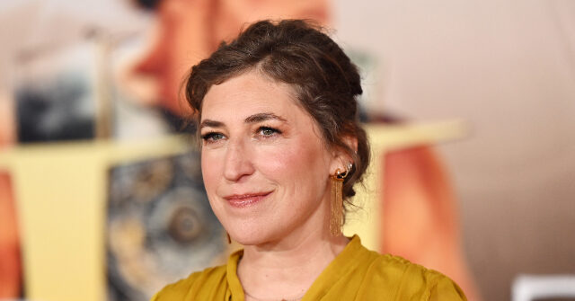 Η πρωταγωνίστρια του «The Big Bang Theory» Mayim Bialik λέει ότι ένιωθε ανασφαλής αμφισβητώντας τα lockdown για τον κορωνοϊό σε σχολεία και εκκλησίες