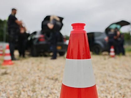 08 June 2026, North Rhine-Westphalia, Selfkant: Police officers carry out checks during a